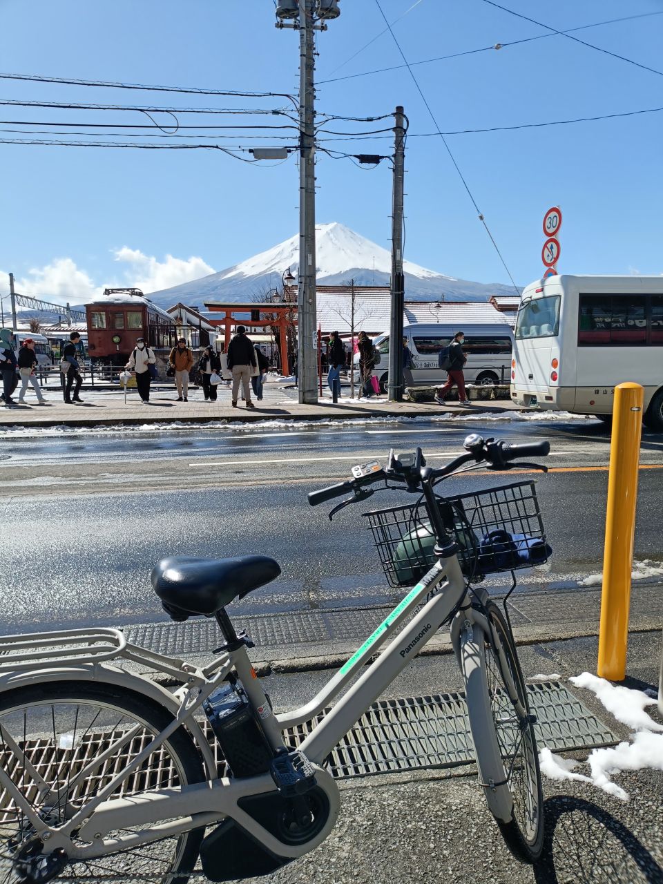 河口湖駅前から富士山を望みながらサイクリング出発