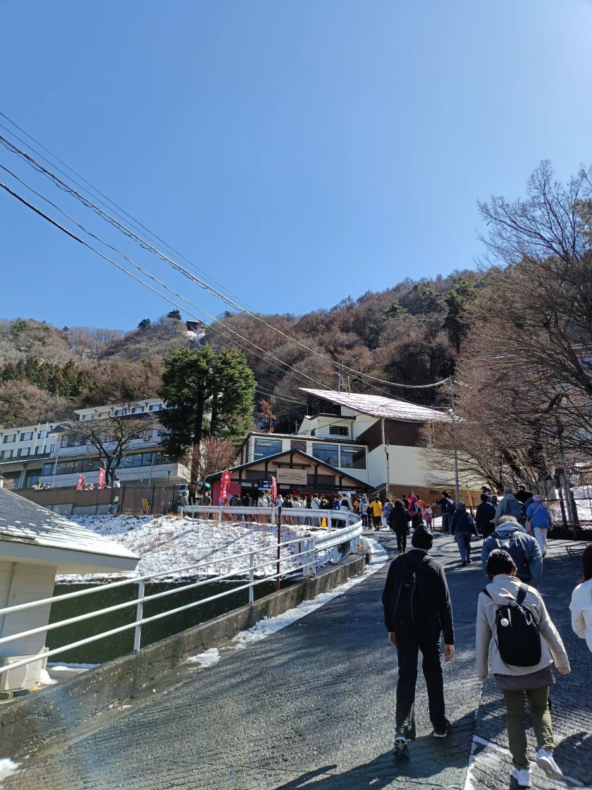 湖畔のバス停と富士山
