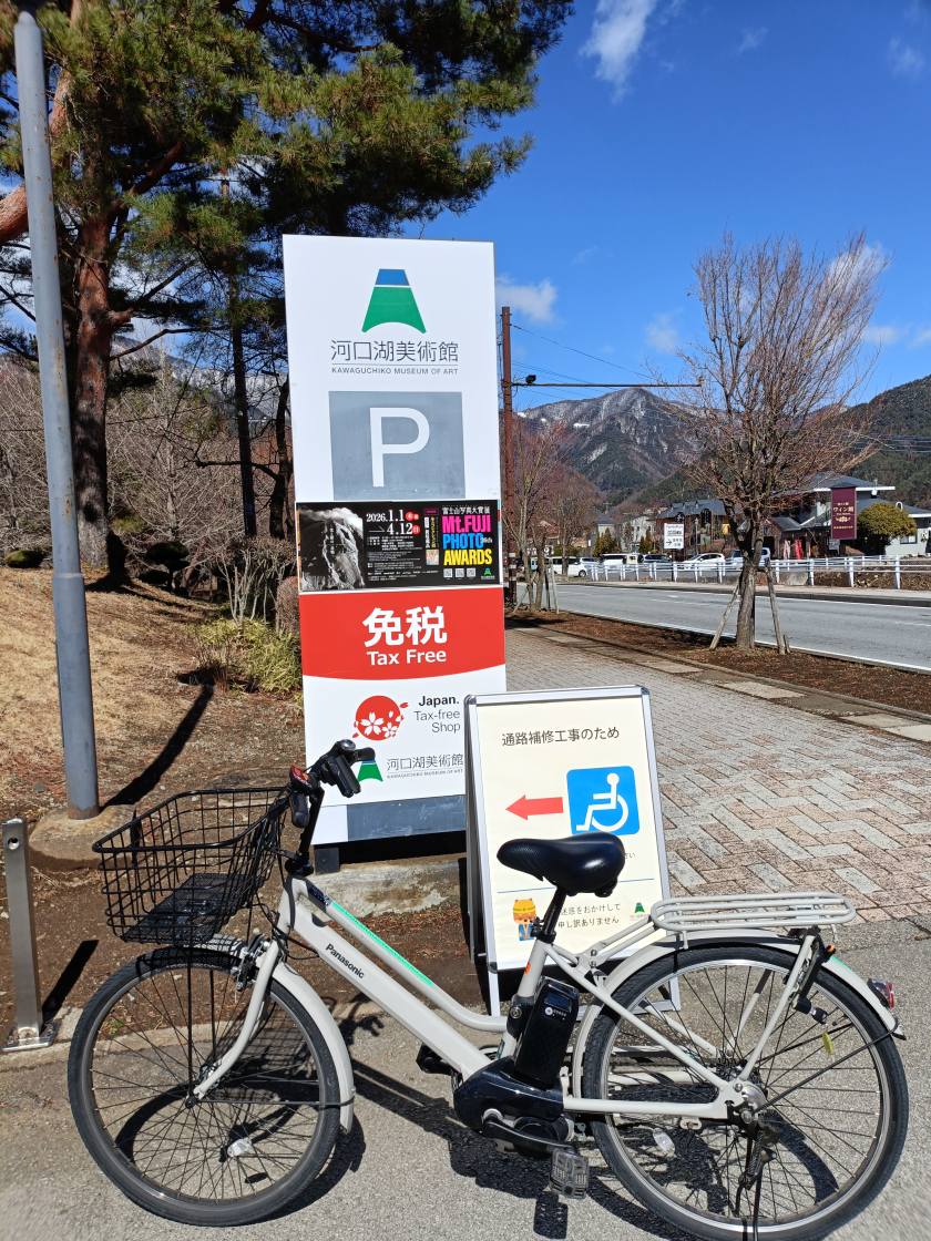 河口湖大橋手前の湖畔と富士山
