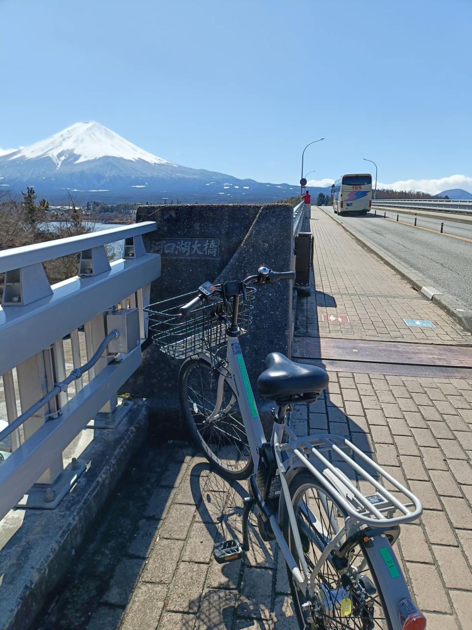 河口湖大橋付近の自転車